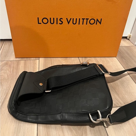 COPY - LOUIS VUITTON ,ORIGINAL MEN SLING BAG - Picture 14 of 15